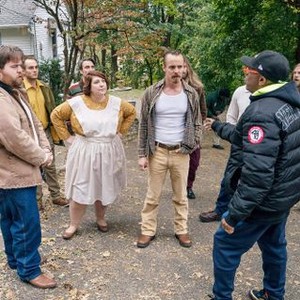 BLACKKKLANSMAN, BACKGROUND AT LEFT: ADAM DRIVER; FOREGROUND AT LEFT: PAUL WALTER HAUSER; CENTER FROM LEFT: ASHLIE ATKINSON, JASPER PAAKONEN; FOREGROUND AT RIGHT: DIRECTOR SPIKE LEE, ON SET, 2018. PH: DAVID LEE/© FOCUS FEATURES