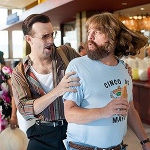 (L-R) Jason Sudeikis as Mike McKinney and Zach Galifianakis as David Ghantt in "Masterminds." photo 9
