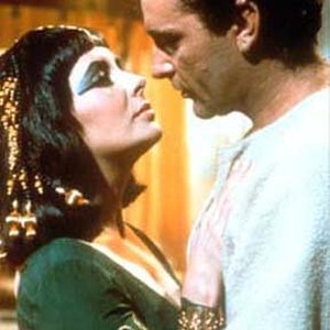 Cleopatra (ELIZABETH TAYLOR) and Marc Anthony (RICHARD BURTON) embrace in CLEOPATRA. photo 3