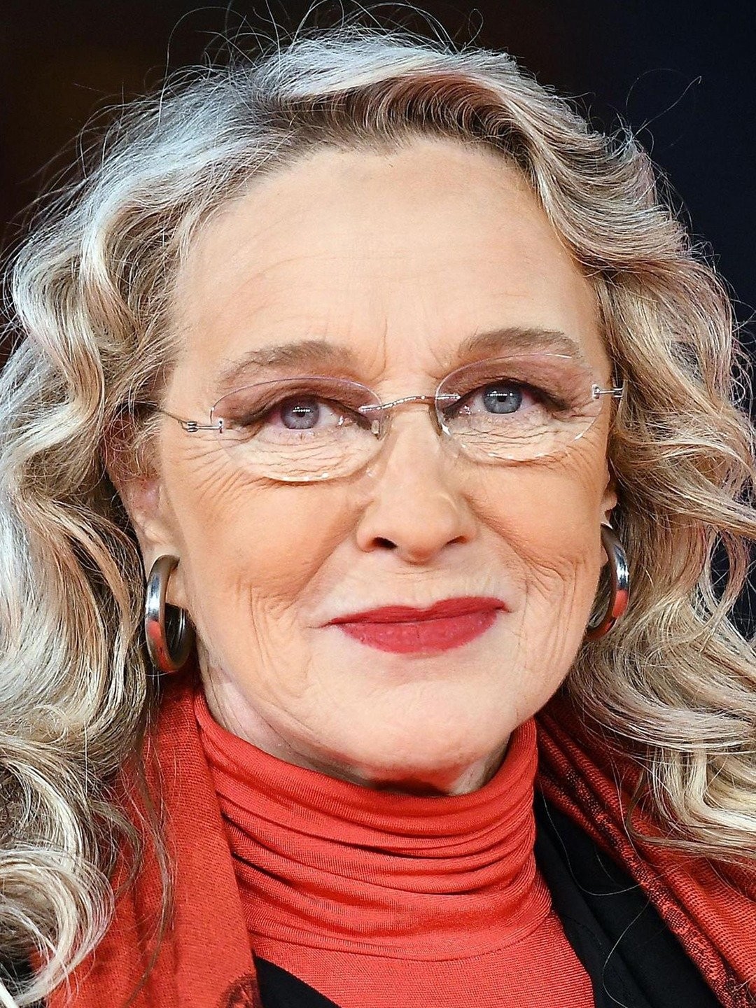 Ayol boshashgan jinsiy olatni silkitadi qoramagiz qizlarning yuzlari fotosuratlari