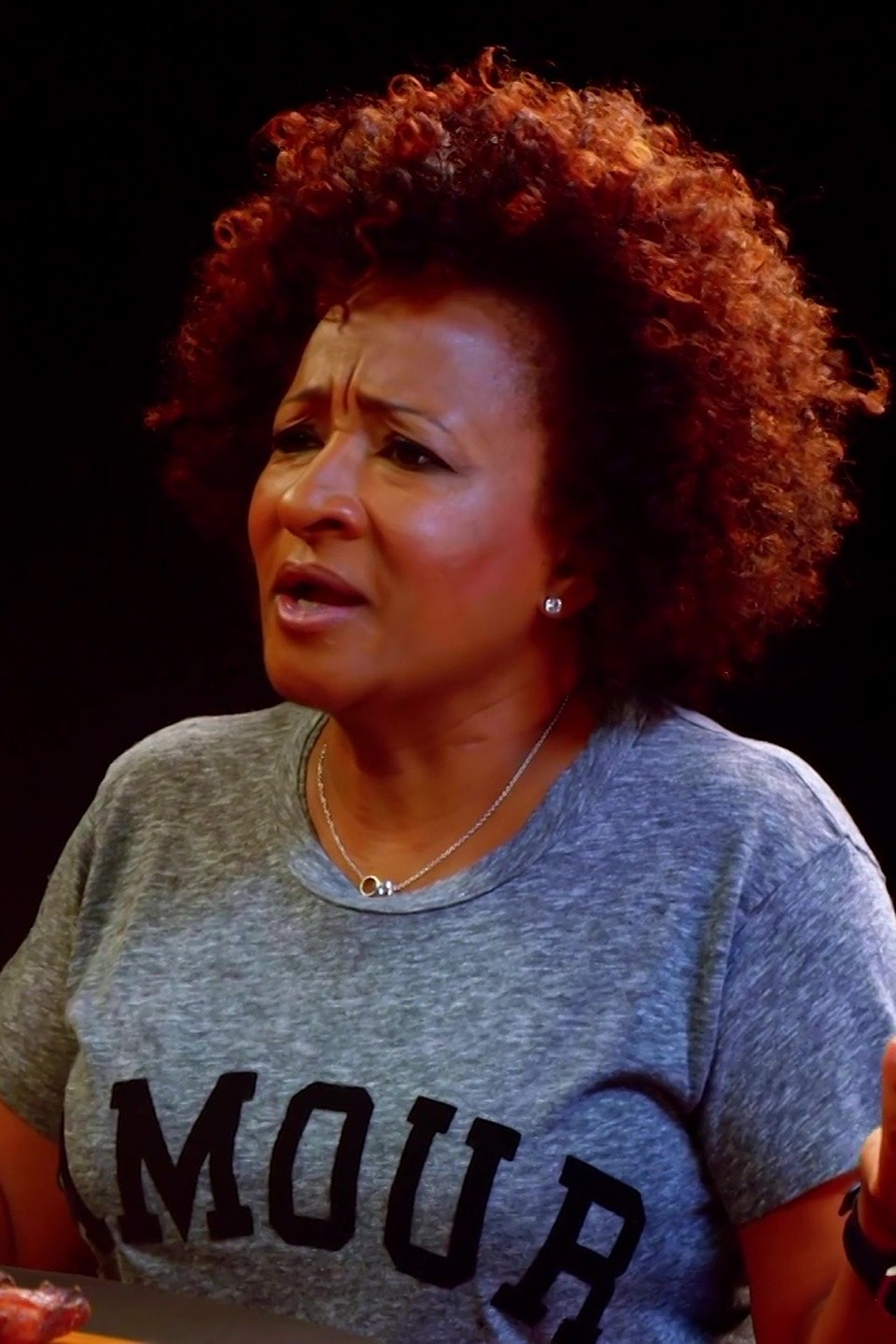 Wanda Sykes Confesses Everything While Eating Spicy Wings Pictures ...