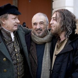 GOYA'S GHOSTS, Stellan Skarsgard as Francisco Goya, screenwriter Jean-Claude Carriere, Javier Bardem, on set, 2006. ©Warner Bros.
