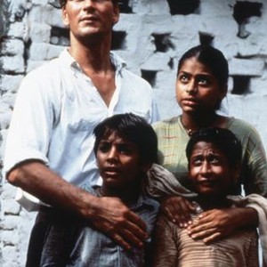 CITY OF JOY, back: Patrick Swayze, Ayesha Dharker, front: Imran Badsah Khan, Santu Chowdhury. 1992, (c) TriStar