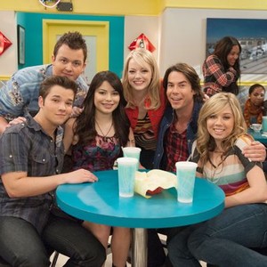 iCarly, from left: Nathan Kress, Noah Munck, Miranda Cosgrove, Emma Stone, Jerry Trainor, Jennette McCurdy, 'iCarly Bonus Content Part 2 (streaming only)', Season 5, Ep. #12, ©NICK