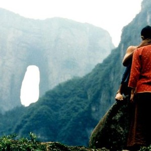 BALZAC AND THE LITTLE CHINESE SEAMSTRESS, (aka XIAO CAI FENG), Chen Kun, Zhou Xun (foreground), 2002. ©Empire Pictures