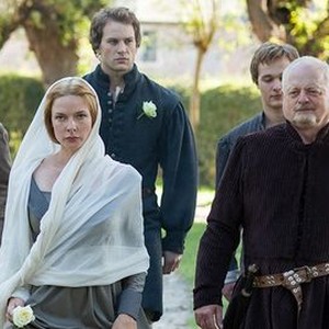The White Queen, from left: Max Irons, Rebecca Ferguson, David Oakes, Robert Pugh, Aneurin Barnard, 'In Love With The King', Season 1, Ep. #1, 08/10/2013, ©STARZ