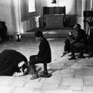 THE PASSION OF JOAN OF ARC, (aka LA PASSION DE JEANNE D'ARC), Maria Falconetti as Joan of Arc (seated center), 1928
