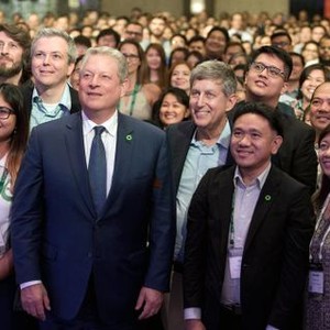 AN INCONVENIENT SEQUEL: TRUTH TO POWER, AL GORE (CENTER LEFT), WITH CLIMATE REALITY PROJECT'S HAL CONNOLLY (LEFT, BLUE SHIRT), KEN BERLIN (BACK RIGHT, BLUE SHIRT), RODNE GALICHA (FRONT, BLACK JACKET), AND TRAINEES AT THE 31ST CLIMATE REALITY LEADERSHIP CORPS TRAINING, MANILA, PHILIPPINES, 2017. PH: JENSEN WALKER/© PARAMOUNT