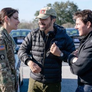JACK REACHER: NEVER GO BACK, from left: Cobie Smulders, director Edward Zwick, Tom Cruise, on set, 2016. ph: Chiabella James/© Paramount