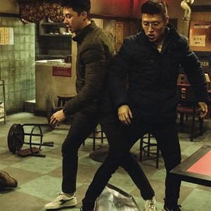 MIDNIGHT RUNNERS, (AKA CHUNGNYEON GYUNGCHAL), FROM LEFT: PARK SEO-JOON, KANG HA-NEUL, 2017. ©DREAM WEST PICTURES