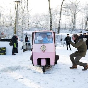 THE GRAND BUDAPEST HOTEL, in car: from left: Tony Revolori, Ralph Fiennes, at right: director Wes Anderson, on set, 2014. ph: Martin Scalli/TM and Copyright ©Fox Searchlight Pictures. All rights reserved.