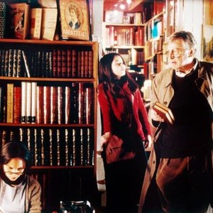 THE GIRAFFE'S NECK, (aka LE COU DE LA GIRAFE), Louisa Pili (center, in red), Claude Rich (right), 2004, ©UGC-Fox Distribution