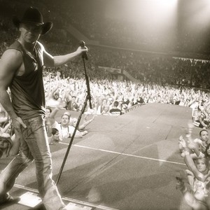 Kenny Chesney: Summer In 3d photo 11