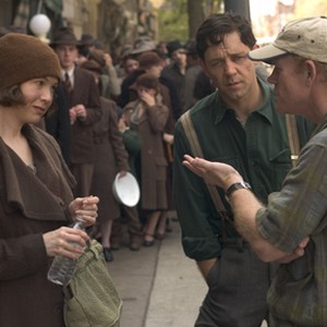 (L to r) RENÉE ZELLWEGER (as Mae Braddock), RUSSELL CROWE (as Jim Braddock) and Director RON HOWARD on the set of "Cinderella Man."