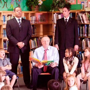 GET SMART, standing from left: Cedric Yarbrough, Tim DeKay, James Caan (book), Amanda Walion (seated right), 2008, © Warner Brothers