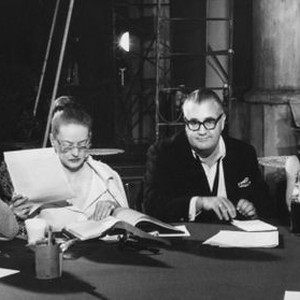 WHAT EVER HAPPENED TO BABY JANE?, from left: Joseph Cotten, Bette Davis, director Robert Aldrich, Joan Crawford, on set, 1962 wehtbj1962bd-fsct007(wehtbj1962bd-fsct007)