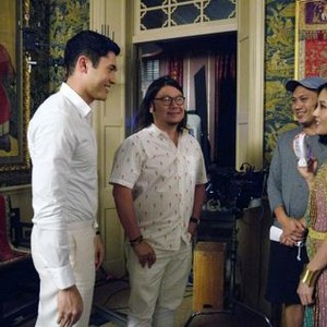 CRAZY RICH ASIANS, FROM LEFT: HENRY GOLDING, WRITER KEVIN KWAN, DIRECTOR JON M. CHU, CONSTANCE WU, ON SET, 2018. PH: SANJA BUCKO/© WARNER BROS. PICTURES
