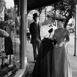 THE PROMOTER, (aka THE CARD), Glynis Johns, Petula Clark, Alec Guinness (back), 1952