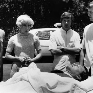 THE OUTSIDE MAN, (aka UN HOMME EST MORT), Jean-Louis Trintignant, (left), Georgia Engel, Roy Scheider, (on stretcher), 1972