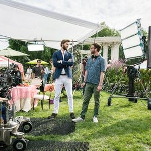 ISN'T IT ROMANTIC, ON-SET, (FROM LEFT): DIRECTOR TODD STRAUSS-SCHULSON, LIAM HEMSWORTH, 2019. PH: MICHAEL PARMELEE/© WARNER BROTHERS