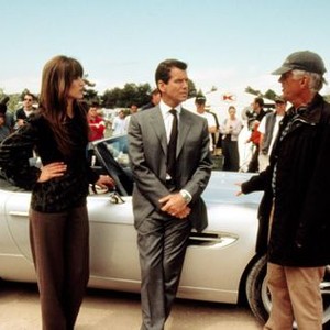 THE WORLD IS NOT ENOUGH, Sophie Marceau, Pierce Brosnan, Director Michael Apted, 1999.
