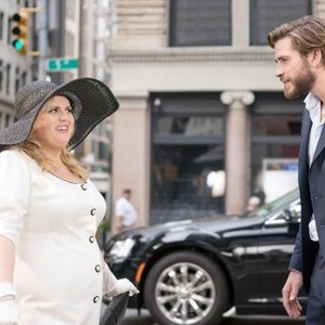 ISN'T IT ROMANTIC, FROM LEFT: REBEL WILSON, LIAM HEMSWORTH, 2019. PH MICHAEL PARMELEE/© WARNER BROS.