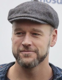 Elliot Cowan
