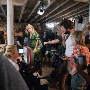 A QUIET PLACE, CINEMATOGRAPHER CHARLOTTE BRUUS CHRISTENSEN (FRONT LEFT), EMILY BLUNT (CENTER), DIRECTOR JOHN KRASINSKI (BEARD), ON SET, 2018. PH: JONNY COURNOYER/© PARAMOUNT