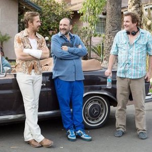 THE NICE GUYS, from left: Russell Crowe (in car), Ryan Gosling, producer Joel Silver, director Shane Black, on set, 2016. ph: Daniel McFadden/© Warner Bros.