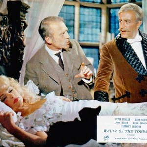 WALTZ OF THE TOREADORS, Dany Robin (lying down), standing from left: Cyril Cusack, Peter Sellers, 1962