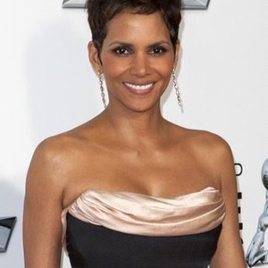 Halle Berry at arrivals for NAACP Image Awards, Shrine Auditorium, Los Angeles, CA February 1, 2013. Photo By: Emiley Schweich/Everett Collection