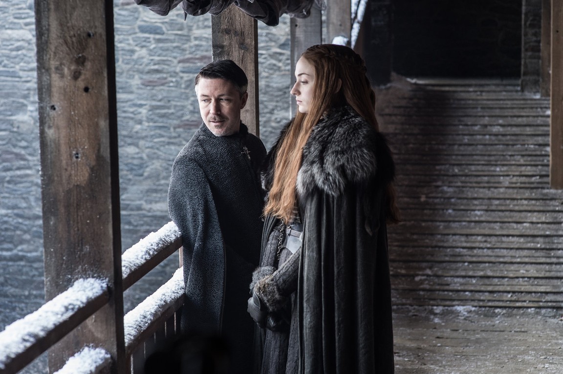 Petyr Baelish selalu berusaha memprovokasi Sansa agar menyingkirkan Arya.