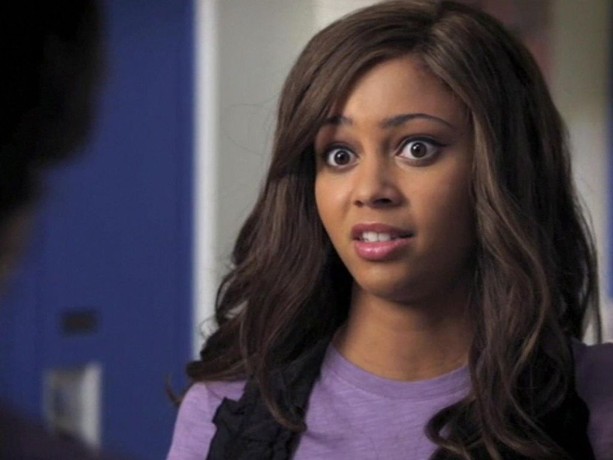 Atticus Mitchell Og Vanessa Morgan Kysser My Babysitter's A Vampire