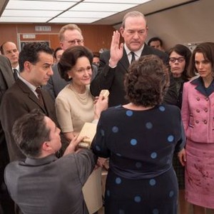 JACKIE, from second left, Max Casella, Beth Grant, John Carroll Lynch, Natalie Portman, 2016. ph: Bruno Calvo. TM & copyright ©Fox Searchlight Pictures. All rights reserved