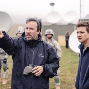 ARRIVAL, from left: director Denis Villeneuve, Jeremy Renner, on set, 2016. ph: Jan Thijs/© Paramount Pictures