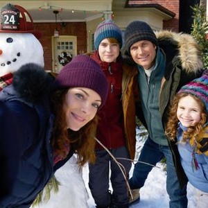 THE CHRISTMAS CHRONICLES, FROM LEFT: KIMBERLY WILLIAMS-PAISLEY, JUDAH LEWIS, OLIVER HUDSON, DARBY CAMP, 2018. PH MICHAEL GIBSON/© NETFLIX