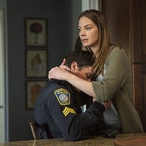 (L-R) Mark Wahlberg as Sgt. Tommy Saunders and Michelle Monaghan as Carol Saunders in "Patriots Day." photo 7