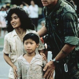 HEAVEN AND EARTH, from left: Hiep Thi Le, Phuong Huu Le, Tommy Lee Jones, 1993, © Warner Brothers