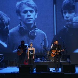 ECHO IN THE CANYON, ON STAGE: FIONA APPLE, JAKOB DYLAN; PHOTOGRAPH ON SCREEN: AL JARDINE, BRIAN WILSON OF THE BEACH BOYS, 2018. © GREENWICH ENTERTAINMENT