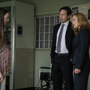 The X-Files, Megan Hill (L), David Duchovny (C), Gillian Anderson (R), 01/24/2016, ©FOX