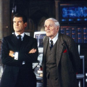 THE WORLD IS NOT ENOUGH, Pierce Brosnan, Desmond Llewelyn, 1999. (c) United Artists.