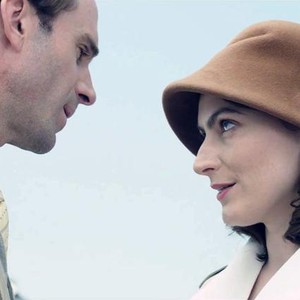 ON WINGS OF EAGLES, FROM LEFT: JOSEPH FIENNES, ELIZABETH ARENDS, 2016. © ARCHSTONE DISTRIBUTION