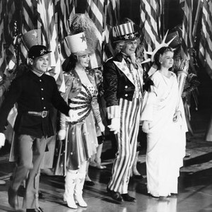 YANKEE DOODLE DANDY, from left, James Cagney, Jeanne Cagney, Walter Huston, Rosemary DeCamp, 1942