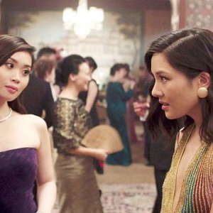 CRAZY RICH ASIANS, FRONT, FROM LEFT: RONNY CHIENG, CONSTANCE WU, 2018./© WARNER BROS. PICTURES