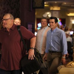 Modern Family, from left: Ed O'Neill, Jesse Tyler Ferguson, Eric Stonestreet, Ty Burrell, 'Las Vegas', Season 5, Ep. #18, 03/26/2014, ©ABC