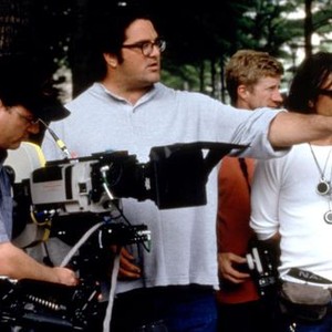 ARLINGTON ROAD, director Mark Pellington (center), on set, 1999. ©Sony Pictures
