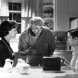 PLEASANTVILLE, Director, Gary Ross, discussing a scene with Joan Allen & Tobey Maguire, 1998.