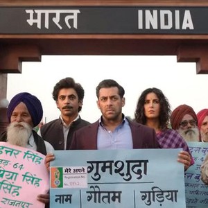 BHARAT, CENTER, BAREHEADED, FROM LEFT: SUNIL GROVER, SALMAN KHAN, KATRINA KAIF, 2019. © VIVA ENTERTAINMENT