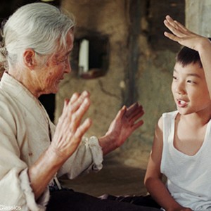 Spoiled seven year-old Sang-Woo (Seung-Ho YOO, right) learns from his grandmother (Eul-Boon KIM, left) the value of family in Jeong-Hyang LEE's film about unconditional love. photo 10
