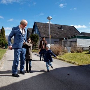 A MAN CALLED OVE, (aka EN MAN SOM HETER OVE), from left, Rolf Lassgard, Nelly Jamarani, Bahar Pars, Zozan Akgun, 2015. © Music Box Films